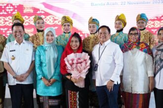 Menteri Pemberdayaan Perempuan dan Perlindungan Anak, I Gusti Ayu Bintang Darmawati saat mengikuti acara Keajaiban Perempuan Indonesia di Gedung Balee Meuseuraya Aceh. Foto: PNM