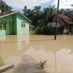 Kondisi banjir melanda Kabupaten Batu Bara, Sumatera Utara pada Senin (30/10), akses jalan terputus