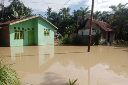 Kondisi banjir melanda Kabupaten Batu Bara, Sumatera Utara pada Senin (30/10), akses jalan terputus