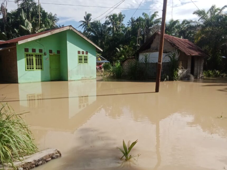 Kondisi banjir melanda Kabupaten Batu Bara, Sumatera Utara pada Senin (30/10), akses jalan terputus