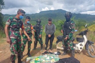 Satgas Pamtas RI-MLY sektor Timur Yonarmed 10/Bradjamusti saat menggagalkan penyelundupan narkotika jenis sabu seberat 20 kg dari Malaysia ke Indonesia melalui jalur perbatasan di Kecamatan Puring Kencana, Kabupaten Kapuas Hulu Provinsi Kalimantan Barat, Senin (30/11). Foto: Pen Yonarmed 10/Bradjamusti