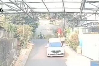 CCTV merekam saat korban hipnotis Widjayanti, 73, dihampiri pelaku pria turun dari mobil putih dan perempuan membawa tas hitam di Jalan Bambu Ori Raya, Kelurahan Pondok Bambu, Kecamatan Duren Sawit, Jakarta Timur, Selasa (31/10). Foto: Tangkapan layar CCTV