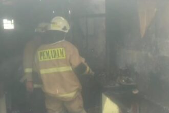 Suasana saat sejumlah petugas Damkar melakukan upaya pemadaman rumah dua lantai yang terbakar di Jalan Kali Buaran, RT 16/RW 07, Penggilingan, Cakung, Jakarta Timur, Rabu (1/11) siang.
