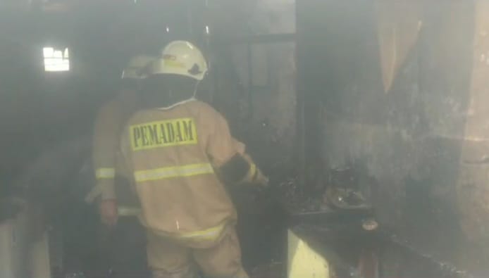Suasana saat sejumlah petugas Damkar melakukan upaya pemadaman rumah dua lantai yang terbakar di Jalan Kali Buaran, RT 16/RW 07, Penggilingan, Cakung, Jakarta Timur, Rabu (1/11) siang.