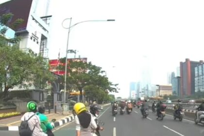Ingin Istri nyaman menuju Puskesmas untuk lahiran suami hentikan ambulans. Foto: IG, @terang_media (tangkap layar)