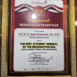 Jaksa Agung ST Burhanuddin meraih Anugerah The Right Man on The Right Place sebagai “Jaksa Agung Terbaik Era Reformasi” dalam kategori “The Prudent and Firm On Law Enforcement”.