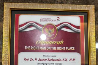 Jaksa Agung ST Burhanuddin meraih Anugerah The Right Man on The Right Place sebagai “Jaksa Agung Terbaik Era Reformasi” dalam kategori “The Prudent and Firm On Law Enforcement”.