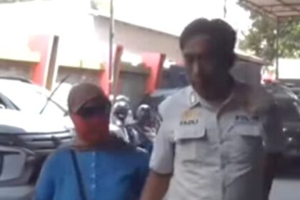 Masriah dibawa keruangan untuk dimintai keterangan. Foto: IG, @lambe_turah (tangkap layar)