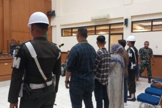 Suasana saat Fauziah, Ibunda dan Fakrulrazi, adik dari korban pembunuhan berencana Imam Masykur hadir menjadi saksi pada sidang di Pengadilan Militer II-08, Cakung, Jakarta Timur, Kamis (2/11). Foto: Joesvicar Iqbal/ipol.id