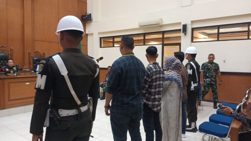 Suasana saat Fauziah, Ibunda dan Fakrulrazi, adik dari korban pembunuhan berencana Imam Masykur hadir menjadi saksi pada sidang di Pengadilan Militer II-08, Cakung, Jakarta Timur, Kamis (2/11). Foto: Joesvicar Iqbal/ipol.id
