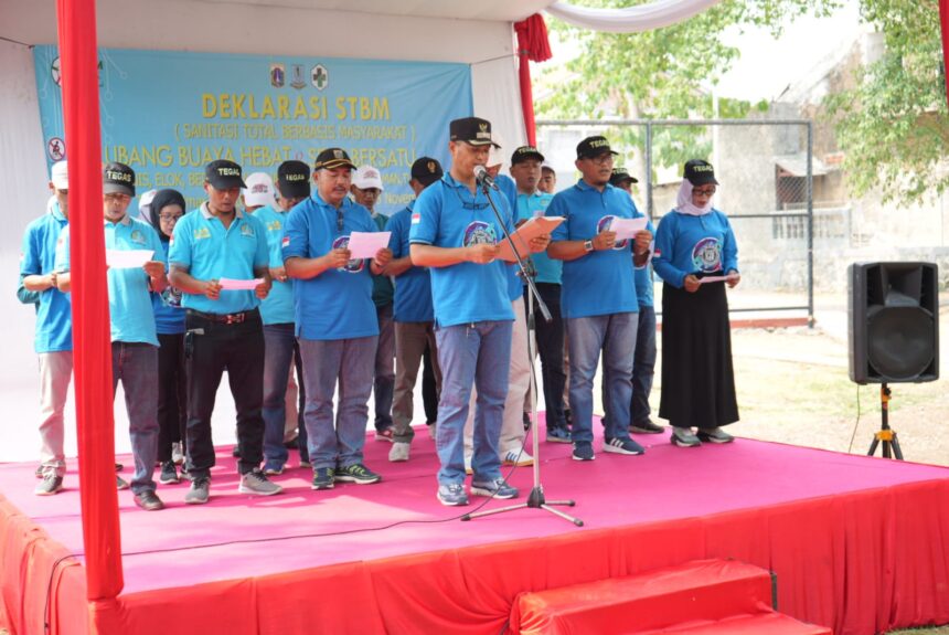 Sejumlah petugas dan warga di Kelurahan Lubang Buaya dan Kelurahan Setu melaksanakan Deklarasi Sanitasi Total Berbasis Masyarakat (STBM) di TMB Al Umar Kelurahan Lubang Buaya, Kecamatan Cipayung, Jakarta Timur, Jumat (3/11). Foto: Ist