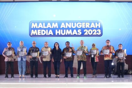 VP Corporate Communication Telkom, Andri Herawan Sasoko (paling kiri) saat menerima penghargaan dalam ajang Anugerah Media Humas (AMH) 2023 yang diselenggarakan di Surabaya (30/10). Telkom berhasil menjadi Terbaik ke-1 kategori Media Audiovisual serta Terbaik ke-2 kategori Media Sosial untuk kelompok Kementerian/Lembaga, BUMN, BUMD dan Perguruan Tinggi Negeri.