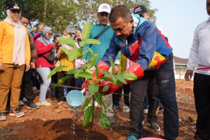 Wali Kota Jakarta Timur, M. Anwar saat melakukan penanaman pohon produktif di lahan samping RPTRA Payung Tunas Teratai, Kelurahan Cipayung, Kecamatan Cipayung, Jakarta Timur, Jumat (3/11).