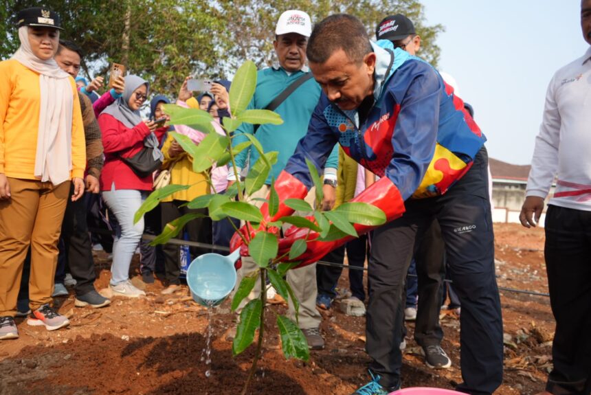 Wali Kota Jakarta Timur, M. Anwar saat melakukan penanaman pohon produktif di lahan samping RPTRA Payung Tunas Teratai, Kelurahan Cipayung, Kecamatan Cipayung, Jakarta Timur, Jumat (3/11).