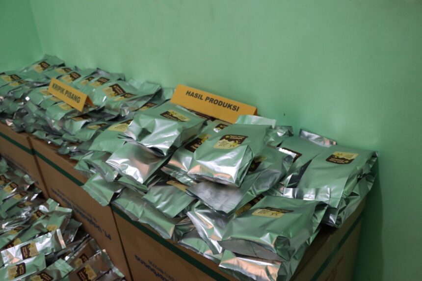 Jajaran Bareskrim Polri telah mengamankan barang bukti peredaran narkotika sebanyak 426 bungkus keripik pisang berbagai ukuran dan 2.022 botol happy water serta 10 kilogram bahan baku narkoba dari satu rumah produksi keripik pisang di Bantul, Yogyakarta, Jumat (3/11).