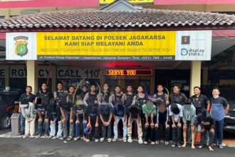 Aparat Samapta Polres Metro Jakarta Selatan saat mengamankan dan menyerahkan belasan remaja yang hendak tawuran ke Polsek Jagakarsa, Minggu (5/11). Foto: Ist