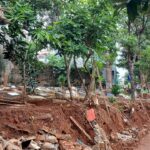 Penampakan tembok pembatas Taman Pemakaman Umum (TPU) Cibubur II di Jalan Abdulrahman, RT 0015/RW 05, Kel. Cibubur, Kec. Ciracas, Jakarta Timur, yang roboh bersamaan dengan kejadian longsornya tanah, Senin (6/11). Foto: Joesvicar Iqbal/ipol.id