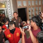 Oknum pegawai pajak Kantor Pajak Pratama Palembang, Sumsel, digelandang ke mobil tahanan oleh penyidik Kejati Sumsel, Senin (6/11).