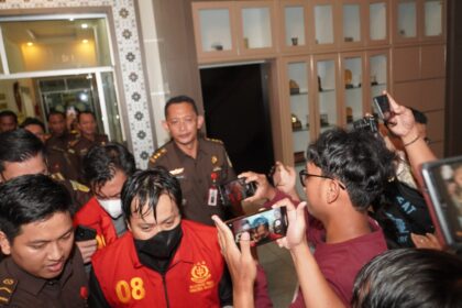 Oknum pegawai pajak Kantor Pajak Pratama Palembang, Sumsel, digelandang ke mobil tahanan oleh penyidik Kejati Sumsel, Senin (6/11).