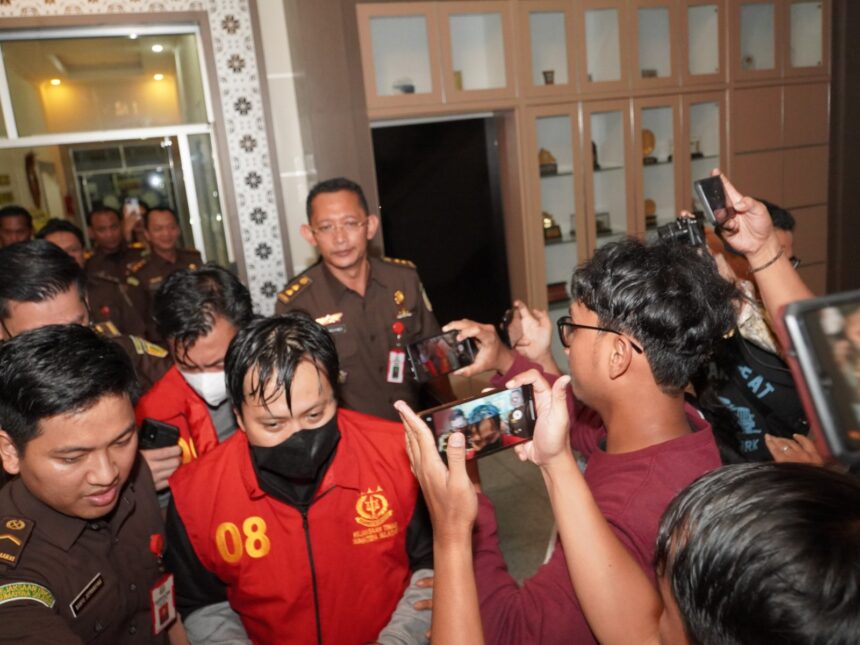 Oknum pegawai pajak Kantor Pajak Pratama Palembang, Sumsel, digelandang ke mobil tahanan oleh penyidik Kejati Sumsel, Senin (6/11).