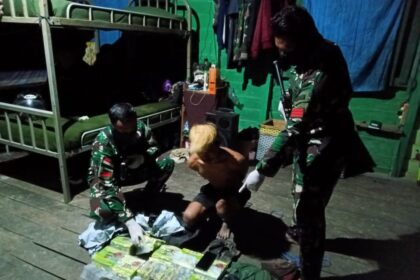 Satgas Pamtas RI-Malaysia Yonarmed 10/Bradjamusti Kostrad saat menggagalkan upaya penyelundupan sabu seberat 10 kg di jalur tidak resmi wilayah Desa Enteli, Kecamatan Ketungau Hulu, Kabupaten Sintang, Senin (6/11).