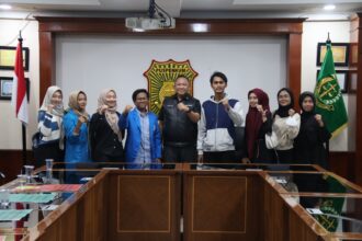 Kapuspenkum Kejaksaan Agung, Ketut Sumedana (tengah) saat menerima perwakilan pengunjul rasa dari Aliansi Mahasiswa Hukum Jabodetabek di Kejaksaan Agung, Jakarta Selatan, Selasa (7/11). Foto: Yudha Krastawan/ipol.id