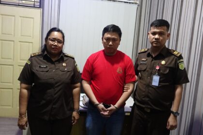 Sentana Charlie, terpidana kasus penipuan saat hendak dieksekusi ke Lapas Kelas I Medan. Foto: Seksi Penkum Kejati Sumut