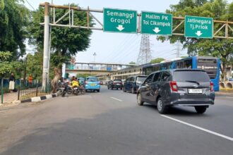 Lokasi pengendara sepeda motor di Jalan Mayjen Sutoyo, Kelurahan Cawang, Kecamatan Kramat Jati, Jakarta Timur, menjadi korban penganiayaan dilakukan pelaku mengaku anggota aparat saat jalan raya ramai lancar. Foto: Joesvicar Iqbal/ipol.id