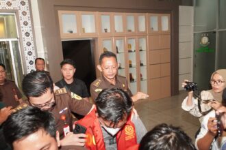Oknum pegawai pajak Kantor Pajak Pratama Palembang, Sumsel, digelandang ke mobil tahanan oleh penyidik Kejati Sumsel, Senin (6/11). Foto: Seksi Penkum Kejati Sumsel
