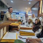 Caption: Kepala BPN Kota Depok Indra Gunawan didampingi Kasi Survei dan Pemetaan BPN Kota Depok Yoga Munawar saat berdialog dengan petugas pelayanan. (Foto: BPN Kota Depok)
