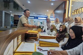 Caption: Kepala BPN Kota Depok Indra Gunawan didampingi Kasi Survei dan Pemetaan BPN Kota Depok Yoga Munawar saat berdialog dengan petugas pelayanan. (Foto: BPN Kota Depok)