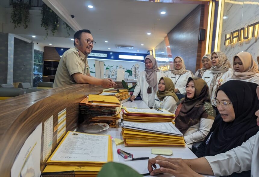 Caption: Kepala BPN Kota Depok Indra Gunawan didampingi Kasi Survei dan Pemetaan BPN Kota Depok Yoga Munawar saat berdialog dengan petugas pelayanan. (Foto: BPN Kota Depok)