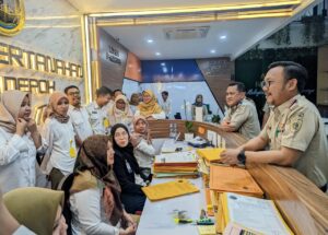 Kepala Badan Pertanahan Nasional (BPN) Kota Depok, Indra Gunawan, menyatakan optimisme bahwa target Pendaftaran Tanah Sistematis Lengkap (PTSL) tahun 2023 akan tercapai. Hal ini selaras dengan capaian target PTSL yang kini menembus 84,76 persen dari target 3.000 bidang tanah. Foto/bpn depok