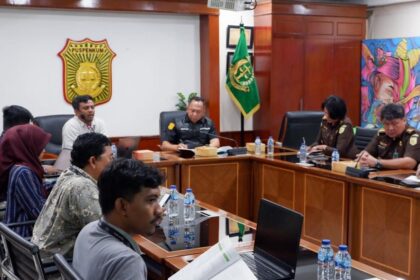 Kapuspenkum Kejaksaan Agung, Ketut Sumedana (paling kanan dari depan).