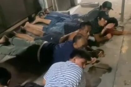 Tim Perintis Presisi Polres Metro Jakarta Timur mengamankan 11 orang terduga pelaku penyerangan RW 13 Cipinang Besar Utara, Jatinegara, berikut barang bukti senjata tajam, tumpul dan menyerahkannya ke Polsek Jatinegara untuk penyelidikan, Selasa (7/11) malam.