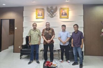 Sekprov Sulut Steve Kepel menerima kunjungan panitia pelantikan FPRMI Sulut di ruang kerjanya.