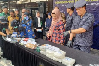 Deputi Pemberantasan Badan Narkotika Nasional (BNN) RI, Irjen Pol I Wayan Sugiri dan jajaran menguji laboratorium barang bukti 16.427,16 gram narkotika dan memusnahkannya di halaman markas BNN pada Jumat (10/11) siang. Foto: Joesvicar Iqbal/ipol.id