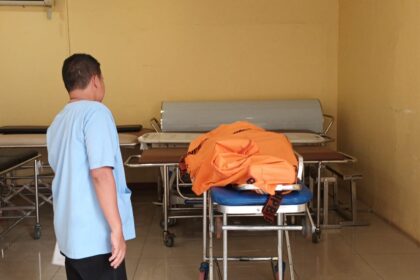 Sesosok mayat pria diduga kuat korban pembunuhan ditemukan mengambang di aliran Kanal Banjir Timur (KBT), Cakung Barat, Cakung, korban dibawa ke Rumah Sakit Polri Kramat Jati, Jakarta Timur, untuk proses autopsi memastikan penyebab kematian dan keperluan identifikasi medis, Jumat (10/11) sekitar pukul 09.23 WIB.