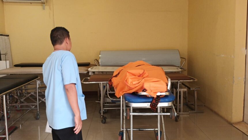 Sesosok mayat pria diduga kuat korban pembunuhan ditemukan mengambang di aliran Kanal Banjir Timur (KBT), Cakung Barat, Cakung, korban dibawa ke Rumah Sakit Polri Kramat Jati, Jakarta Timur, untuk proses autopsi memastikan penyebab kematian dan keperluan identifikasi medis, Jumat (10/11) sekitar pukul 09.23 WIB.