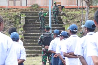 Satgas Pamtas Mobile Yonif 330/Tri Dharma menggelar upacara peringatan Hari Pahlawan yang dilaksanakan secara terpusat di SMA Negeri 1 Sugapa, Kabupaten Intan Jaya, Papua Tengah, Jumat (10/11).