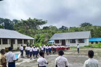 Upacara Peringatan Hari Pahlawan yang ke-78 bersama para pelajar SMP Satap Bompay dan SDN Bompay di Kampung Bompay Distrik Waris, Kabupaten Keerom, Papua, Jumat (10/11). Foto: Pen Satgas Pamtas Yonif 310/KK