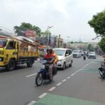 Lokasi tawuran dua kelompok remaja bersenjata tajam yang kembali terjadi di Jalan Dewi Sartika, Cawang, Kramat Jati, Jakarta Timur, termasuk kawasan yang ramai dilintasi pengendara roda dua dan empat, Senin (13/11).