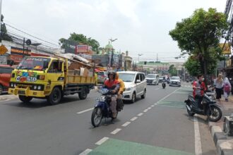 Lokasi tawuran dua kelompok remaja bersenjata tajam yang kembali terjadi di Jalan Dewi Sartika, Cawang, Kramat Jati, Jakarta Timur, termasuk kawasan yang ramai dilintasi pengendara roda dua dan empat, Senin (13/11).