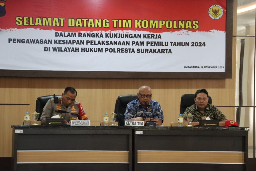 Anggota Kompolnas, Mohammad Dawam saat melakukan kunjungan ke Polresta Surakarta, mendengarkan pemaparan persiapan pengamanan Pemilu 2024 oleh Kapolresta, Kombes Iwan Saktiadi, Selasa (14/11).