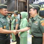 Kepala Staf Angkatan Darat (Kasad) Jenderal Agus Subiyanto memberikan selamat kepada para perwira tinggi (Pati) yang menerima kenaikan pangkat satu tingkat lebih tinggi di Mabesad, Jakarta Pusat, Rabu (15/11).