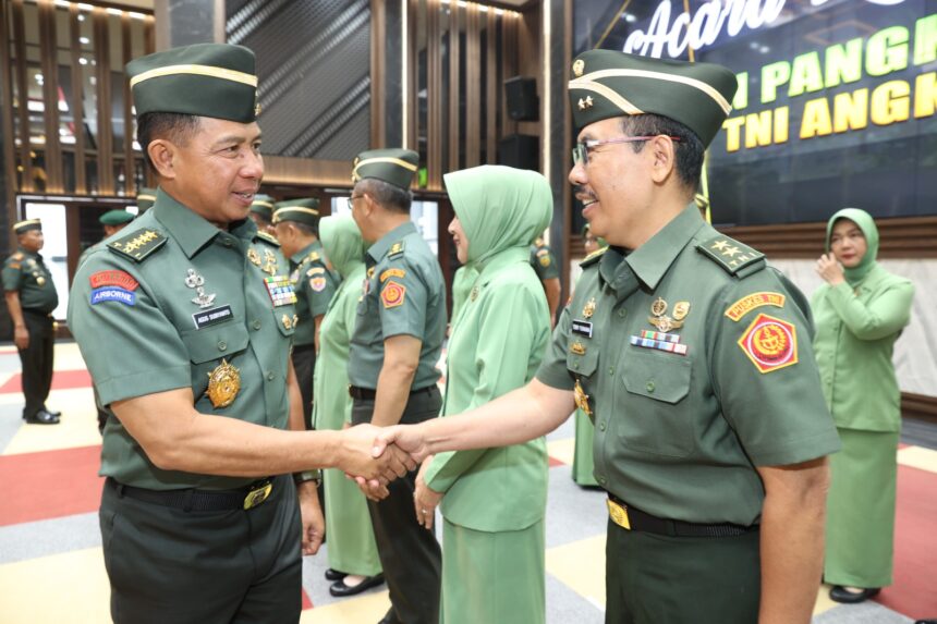 Kepala Staf Angkatan Darat (Kasad) Jenderal Agus Subiyanto memberikan selamat kepada para perwira tinggi (Pati) yang menerima kenaikan pangkat satu tingkat lebih tinggi di Mabesad, Jakarta Pusat, Rabu (15/11).