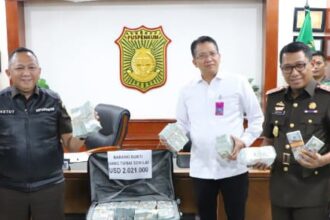 Direktur Penyidikan Jaksa Agung Muda Pidana Khusus (Jampidsus), Kuntadi (tengah) dalam konferensi pers di Kejaksaan Agung, Kamis (16/11) malam. Foto: Yudha Krastawan/ipol.id