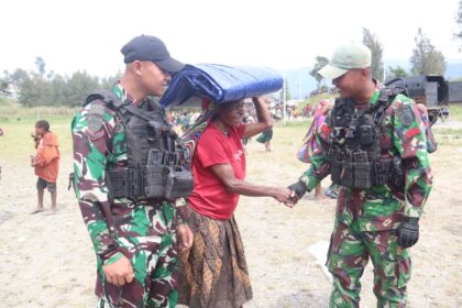 Satgas Mobile Yonif 330/Kostrad saat membagikan terpal dan sembako untuk warga Kampung Bazemba, bertempat di lapangan Yokatapa, Kabupaten Intan Jaya, Provinsi Papua Tengah, Jumat (17/11). Foto: Istimewa