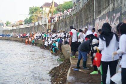 Ratusan Aparatur Sipil Negara (ASN), pekerja penyedia jasa lainnya perseorangan (PJLP), Pemkot Jakarta Timur, kerja bakti massal di bantaran Sungai Ciliwung, di Jalan Inspeksi Inlet Sodetan Ciliwung, Kelurahan Bidara Cina, Kecamatan Jatinegara, Minggu (19/11).