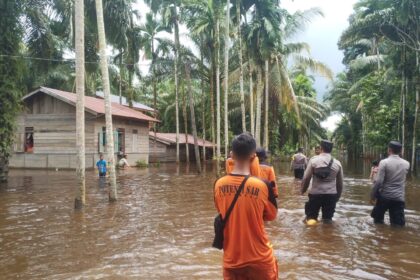 Sejumlah personil gabungan tengah melakukan evakuasi warga terdampak banjir di Desa Cot Bayu, Kecamatan Trumon Tengah, Kabupaten Aceh Selatan, Minggu (19/11) siang.